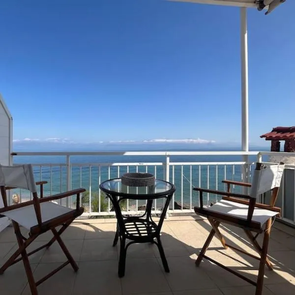 Andrew seaside apartment, hotel u gradu Ksilokastron