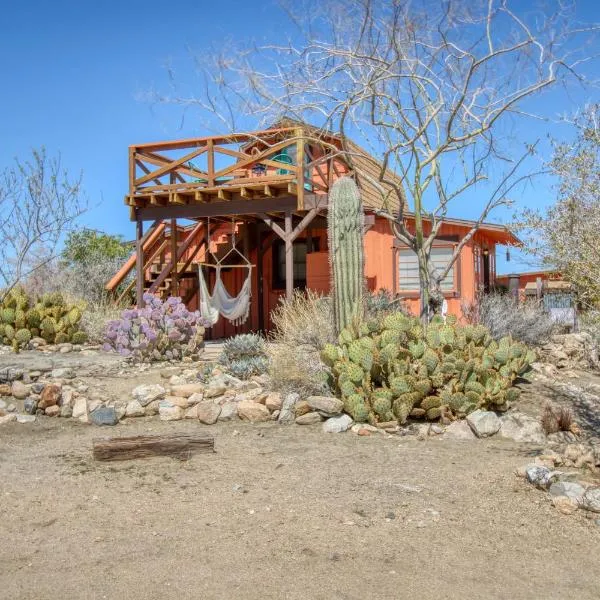 Original Homestead Cabin with shared pool, hotel in Joshua Tree