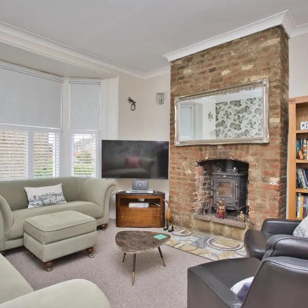 Spacious Seaside eScape in the Heart of DEAL, 4 mins From the Beach, hotel in Deal