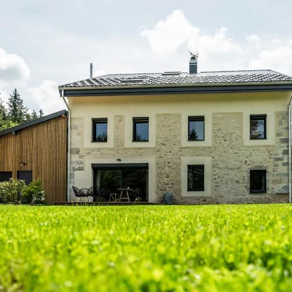 Duplex de Charme en Pierre - Jardin de Plain-Pied face à la Forêt, hotel di Premanon