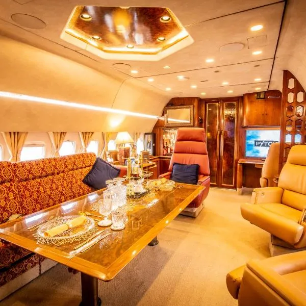Boeing 727 Airliner Private Jet, hotel in Bristol