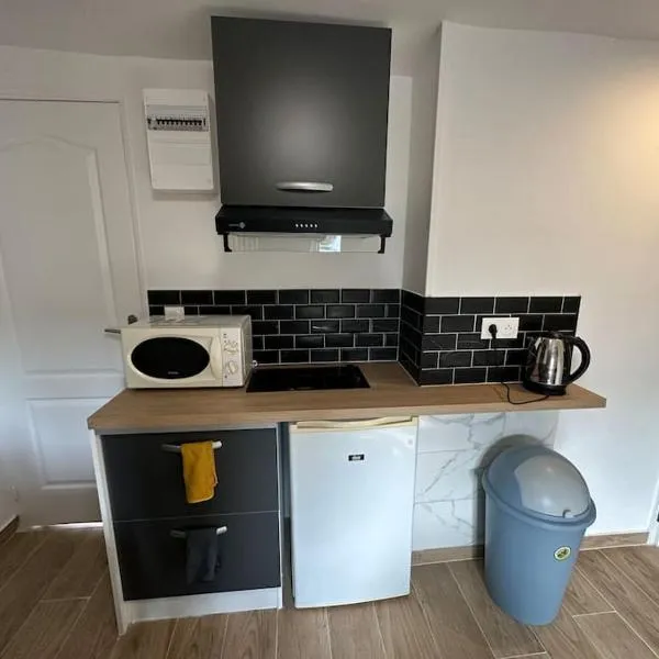 Studio very close to ligne 13 tram 5 Saint-Denis, hotel in Pierrefitte-sur-Seine