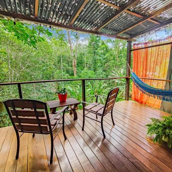 Sloth Romantic Treehouse with plunge pool, hotel v destinaci Talamanca