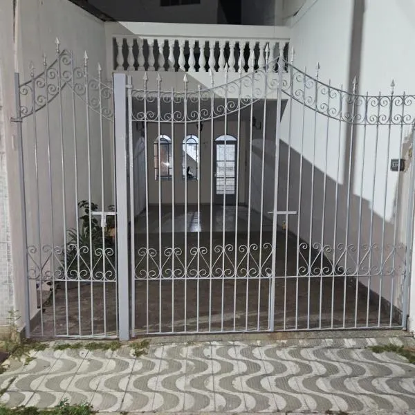 Casa familiar e espaçosa em Aparecida SP, com 3 quartos, hotel in Aparecida