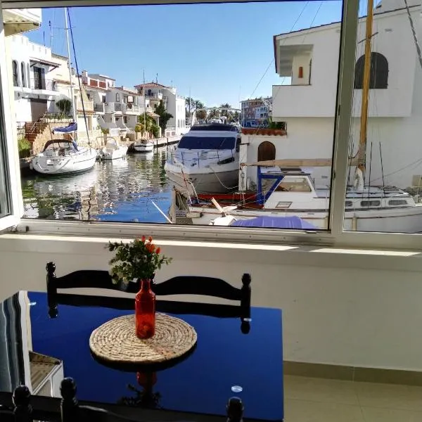 Waterside Apartment - Two Bedroom, hotel in Empuriabrava