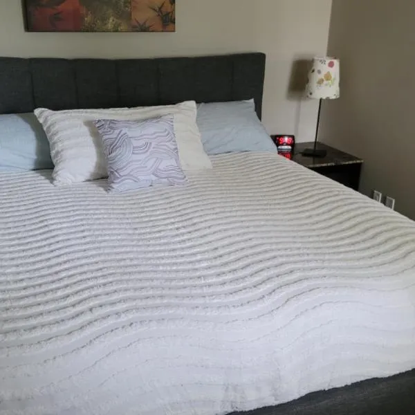 The King place, is a ROOM in a PRIVATE HOUSE, close to CTrain and Spruce Meadows Equestrian, khách sạn ở Calgary