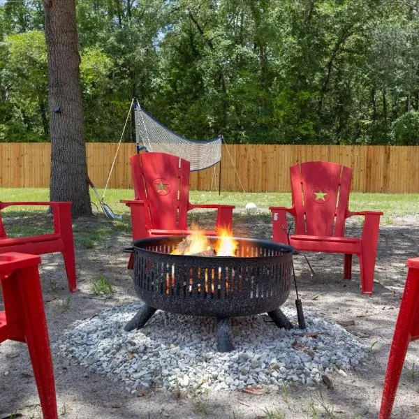 Ichetucknee Springs 2 MI - Fire Pit Pavilion & Grill, hotel em Fort White