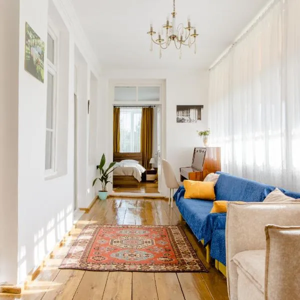 Nazy's Guest House, hotel a Joqolo