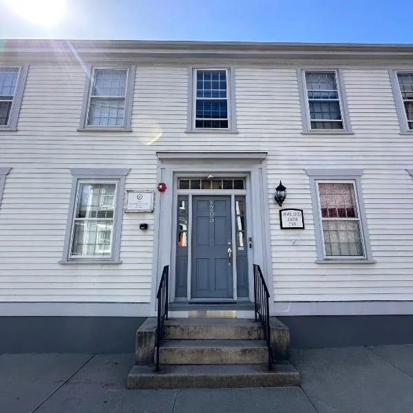 Entire Historic 5 Bed 5 Bath Inn Sleeps 17, hotel in Newport