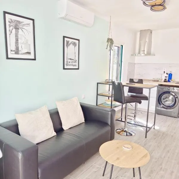 Bungalow Aqua Sol - Playa Roca residence - Sea front access - Free AC - WiFi, hotel in Costa Teguise