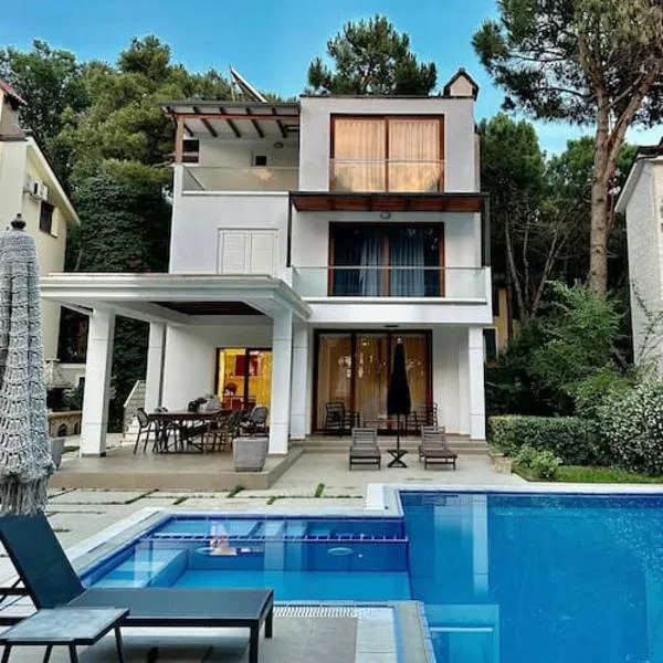 Beachfront Villa with Private Pool by Monika Experiences, hotel v destinaci Golem
