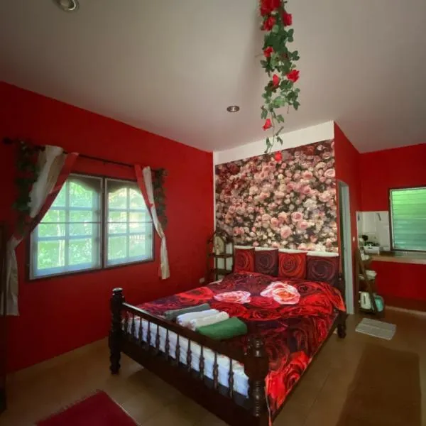 Rose bungalow at Ya Nui beach, hotel in Nai Harn Beach