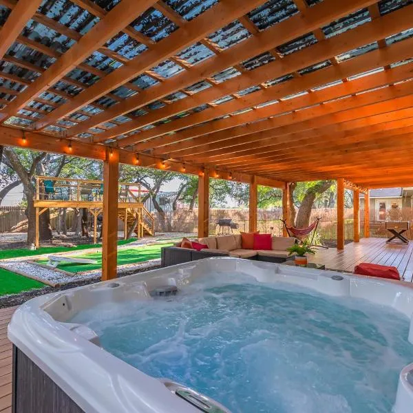 Luxurious Home With Hot Tub & Tree Deck By 6flags, hotel v destinaci San Antonio