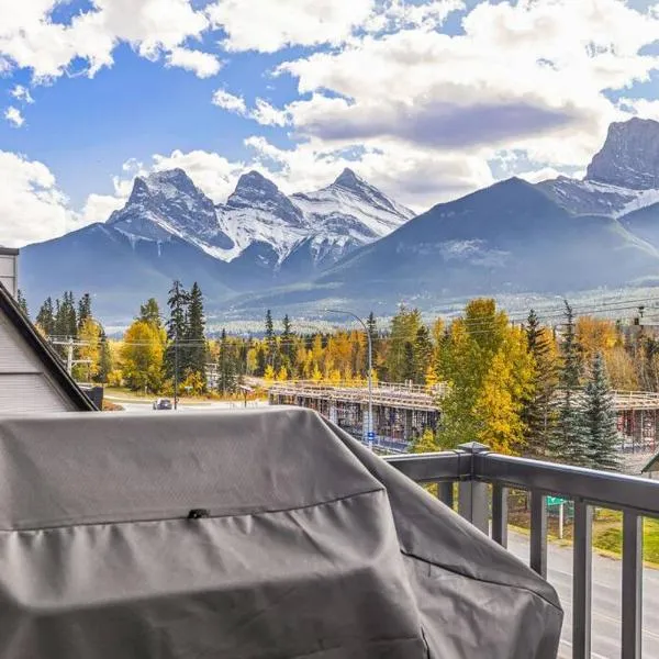 K202 Hot tub, Pool, MTN view, AC, free parking, hotel din Canmore