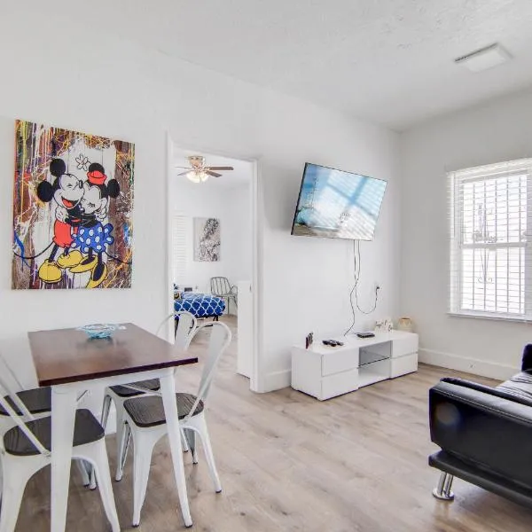 13th Street, 2 Bedroom by Deco 305- Walk to Beach, hotel a Miami Beach