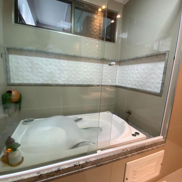 Luxor Double Aluguel por Temporada com Varanda Gourmet contendo churrasqueira e frigobar, Vista panorâmica da Ponta Verde! 2 quartos com split, 2 banheiros e uma banheira de hidromassagem na suíte do Apartamento! - Foto 3