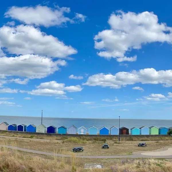 Stunning Beachfront House, hotel in Felixstowe