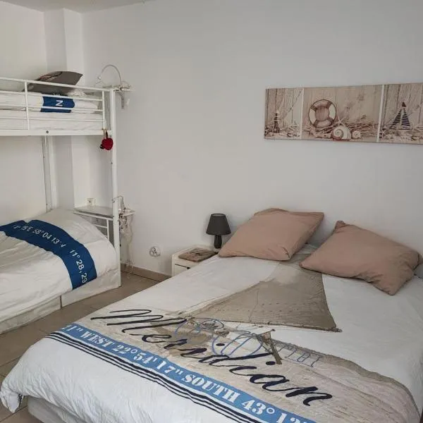 Location mer les sablettes chez Huguette, hotel in La Seyne-sur-Mer