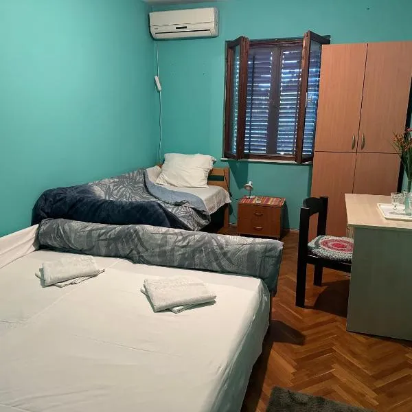 Serenity house near city center and beach, hotel in Topla