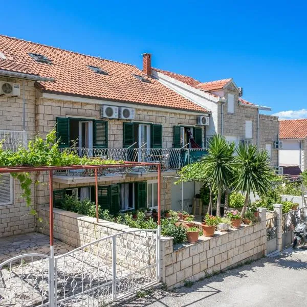 Apartments and rooms with parking space Supetar, Brac - 5658, hotel v destinaci Supetar