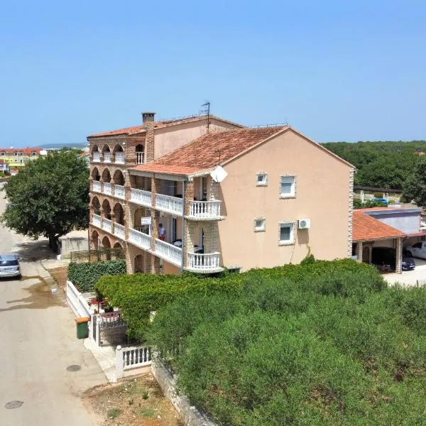Apartments and rooms with parking space Biograd na Moru, Biograd - 4305, hotel in Biograd na Moru