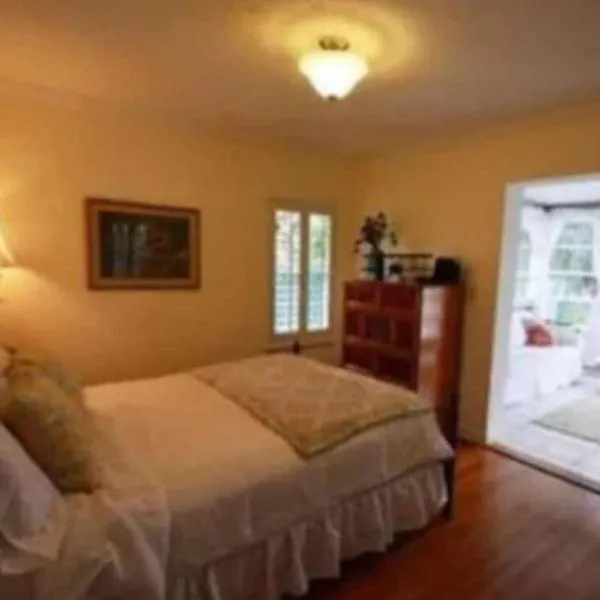 Tropical Bungalows with Heated pools, hotel in West Palm Beach