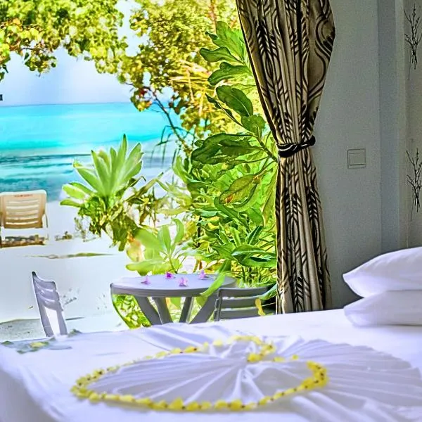 Crown Beach Villas with direct access to the Bikini Beach, hotel v destinaci Dhiffushi