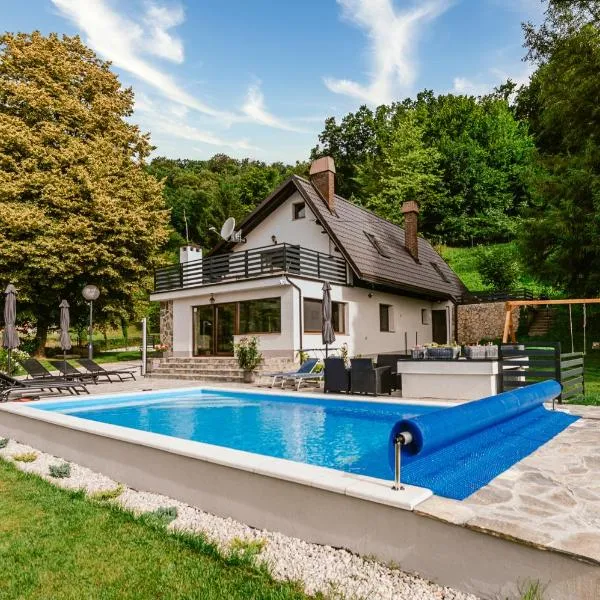 Holiday House Zrinski with Pool, Sauna & Jacuzzi, hotel u gradu Lepoglava