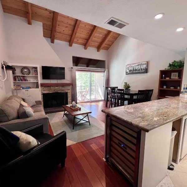 Alpine Escape: Tahoe Oasis Steps from Lake, hotel v destinaci Carnelian Bay