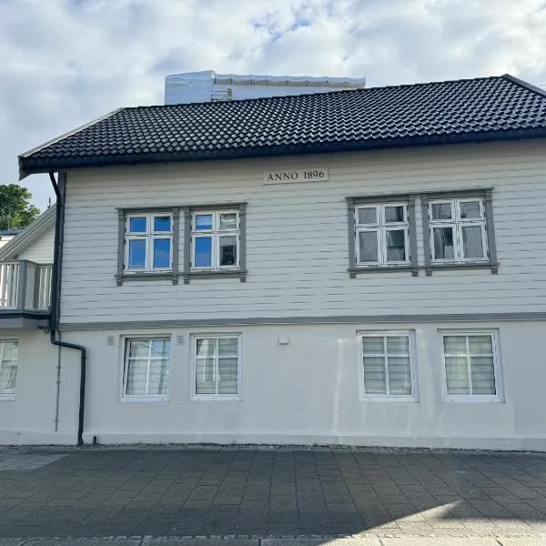 Charming Apartment in the harbour of Jørpeland, hotel in Jørpeland
