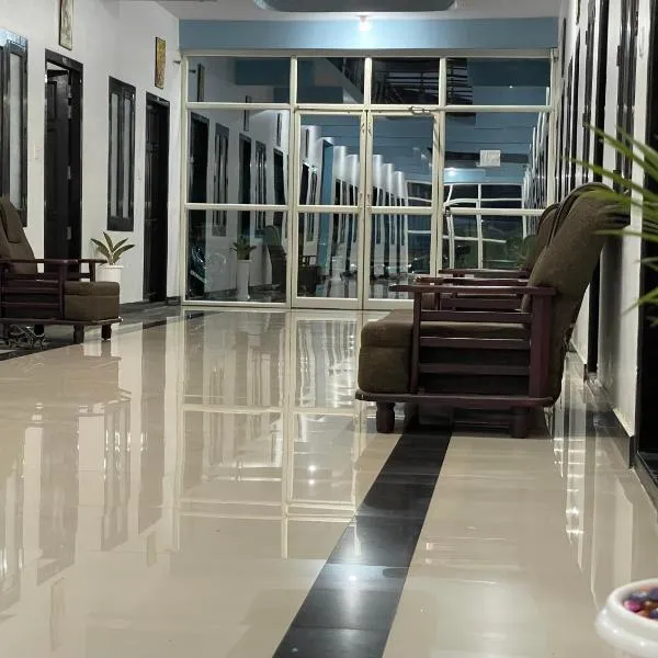 Nilastay emirates, hotel in Kazhakuttam