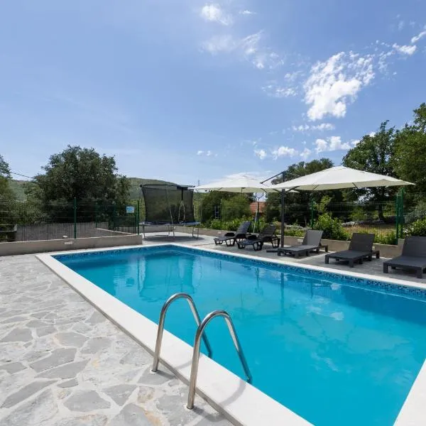 Nany-Villa with heated pool, hotelli kohteessa Trolokve