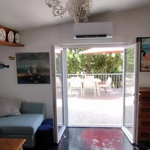 Holiday home by the sea, отель в Примоштене