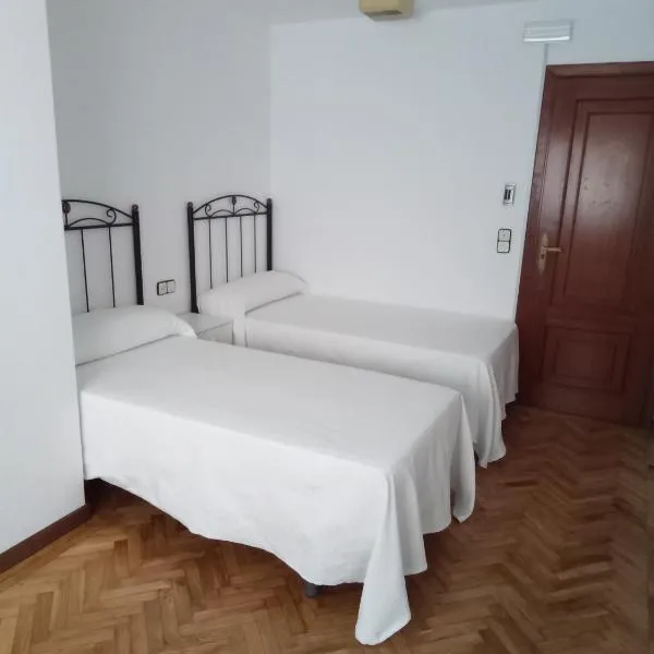 Pensión La Plaza, hotel v destinaci Betanzos