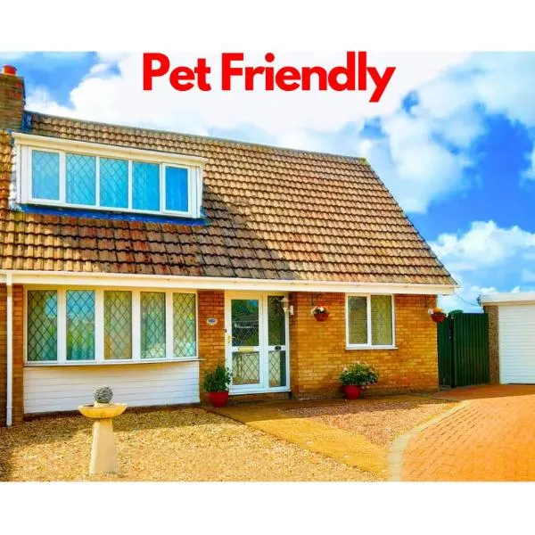 Amazing Family Cottage Just mins to Beach & Attractions, 3 bed, Sleeps 5, Large Garden, Off Road Private Parking, Fab Free WiFi & Pets are Welcome too! The Perfect Family holiday Getaway!, hotel in Chapel Saint Leonards
