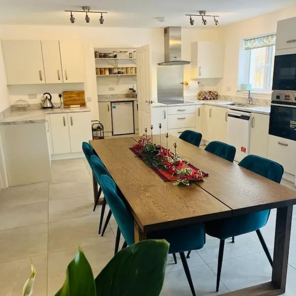 Modern and Spacious Edinburgh home with large garden, hotel v destinaci Edinburgh