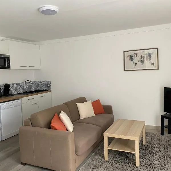 Maison Spacieuse et Confortable 100m2 avec Jardin, hotel in Val de Reuil