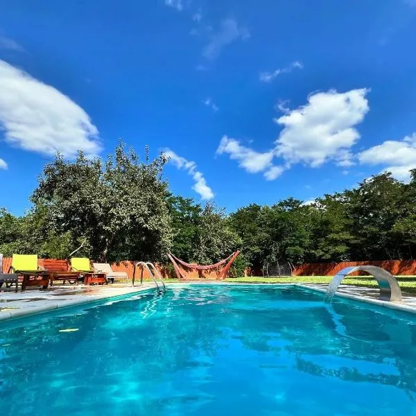 Horace Guesthouse POOL & HOT TUB & BIKES & RIVER, hotel en Dejani