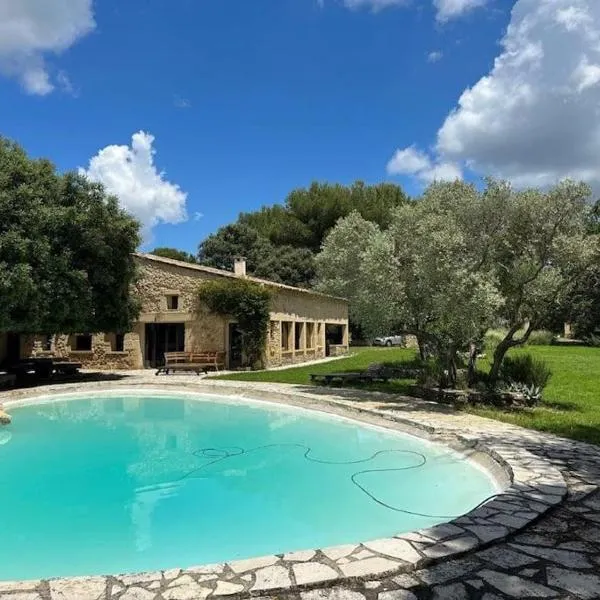 Bergerie de charme proche Aix en Provence et Lubéron, hotel en Rognes