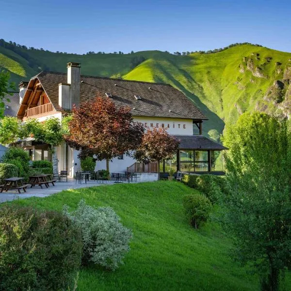 Logis Hôtel Etchemaïté, hotel v destinaci Larrau