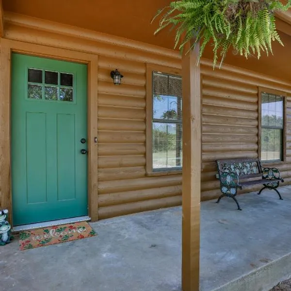 Tranquil 3-Bedroom Cabin Near Winstar Casino, hotel in Thackerville