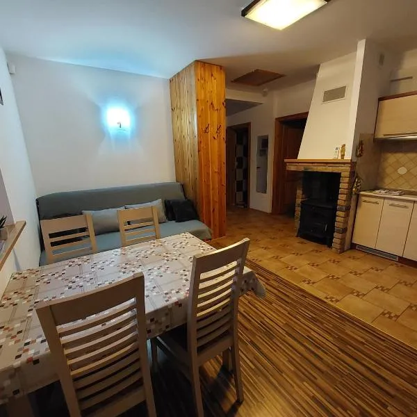 DOM drewniany OGRZEWANY na wiejskiej5, hotel v destinaci Lubiatowo