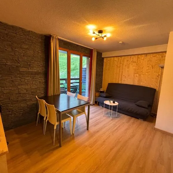 Studio Chic Rénové 1800 - Vue Pistes & Balcon, готель у місті Лез-Орр