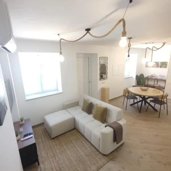 2 Floors Home near Carvoeiro&SlideSplash, hotel v destinaci Lagoa