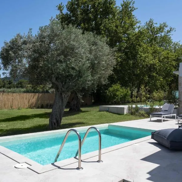 Astrum Luxury Suites, hótel í Vourvourou