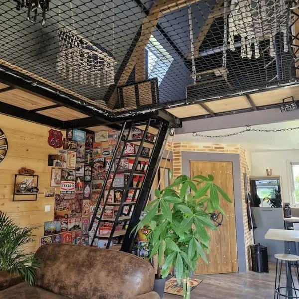Chalet industriel avec filet et spa, hotel em Sorigny