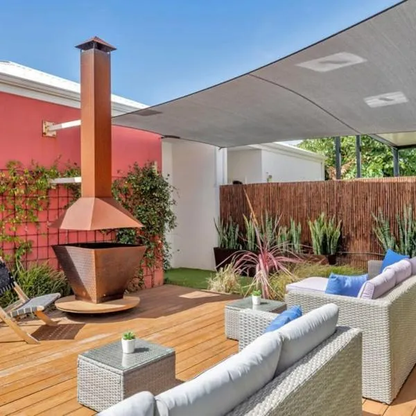Seascape Beach House, luxury 3x2, fire pit, enchanted garden, pet friendly, sleeps 8, opp cafe, hotel v destinaci Mandurah