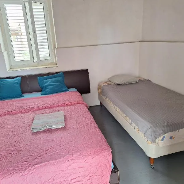 Room with private entrance from outside, traditional house, hotel v destinaci Livadhia