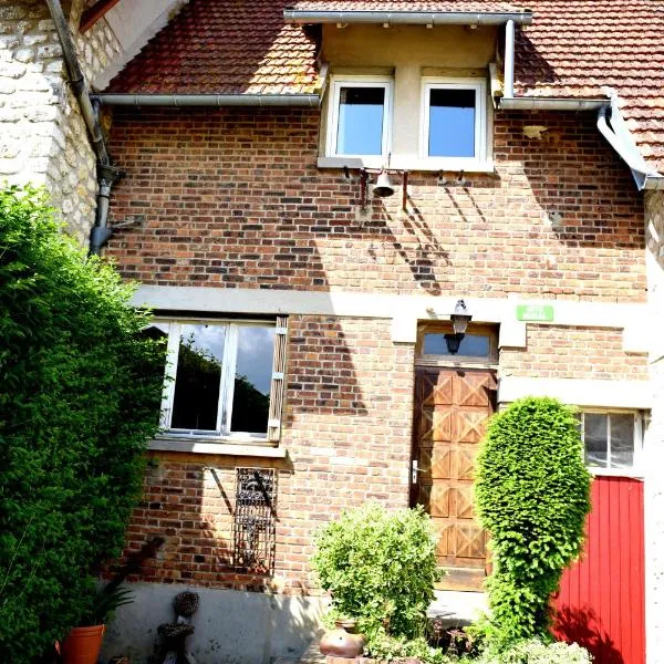 Maison derrière les champs, hotel in Itteville