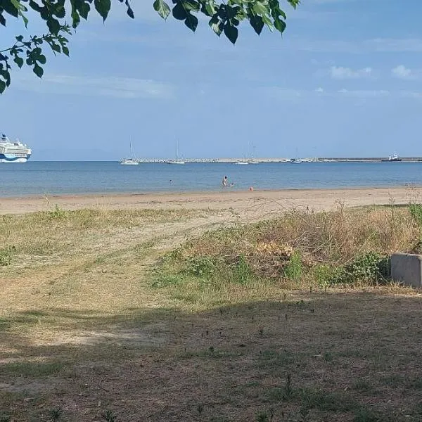 Charming Beachfront 2-bedroom house with AC, hotel in Katakolon